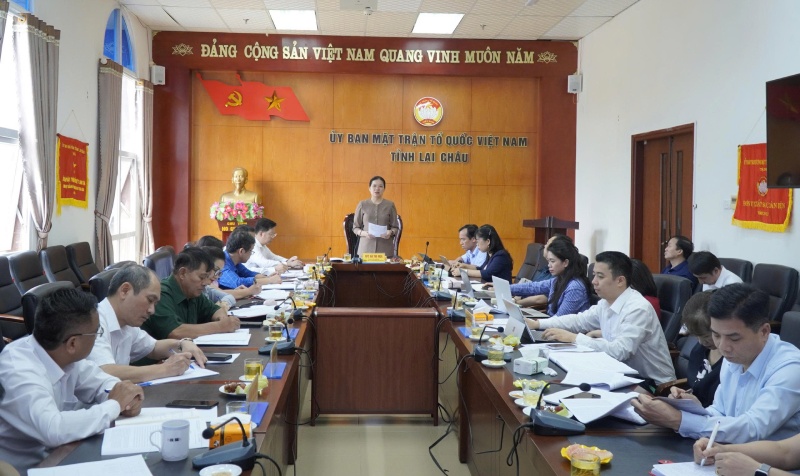 Bà Hà Thị Nga - Ủy viên Trung ương Đảng, Phó Chủ tịch - Tổng Thư ký Ủy ban Trung ương MTTQ Việt Nam phát biểu tại buổi làm việc. Ảnh: Ủy ban MTTQ tỉnh Lai Châu.