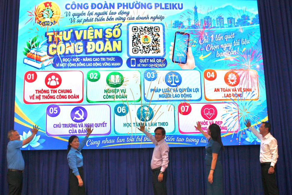 Nghi thức ra mắt mô hình “Thư viện số Công đoàn phường Pleiku“. Ảnh: Công đoàn phường Pleiku
