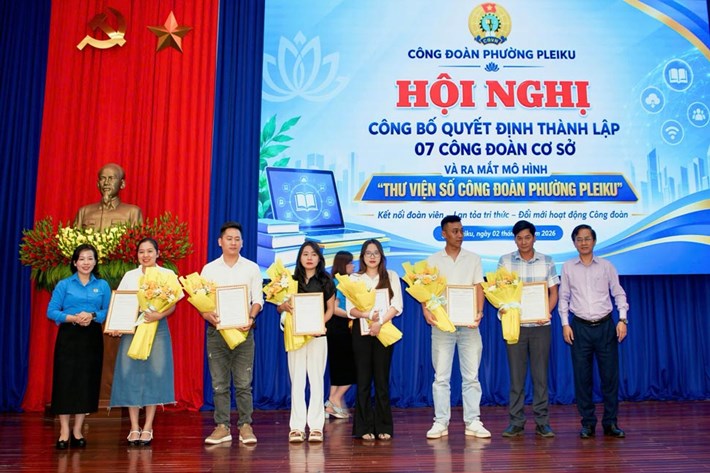 Công đoàn phường Pleiku trao quyết định thành lập các Công đoàn cơ sở. Ảnh: Công đoàn phường Pleiku