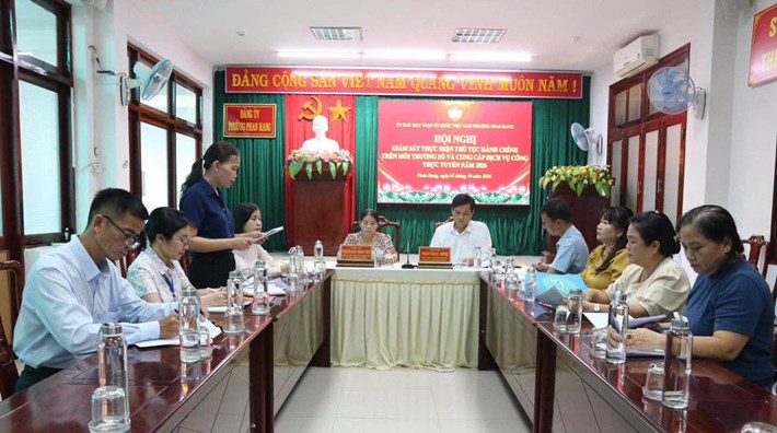 Địa phương tổ chức giám sát thủ tục hành chính trên môi trường số. Ảnh: Mặt trận phường Phan Rang