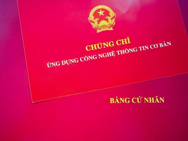 Người được cấp văn bằng, chứng chỉ có quyền yêu cầu chỉnh sửa nội dung ghi trên văn bằng, chứng chỉ khi được cơ quan có thẩm quyền quyết định thay đổi hoặc cải chính hộ tịch. Ảnh: Phương Anh (chụp tháng 10.2025).
