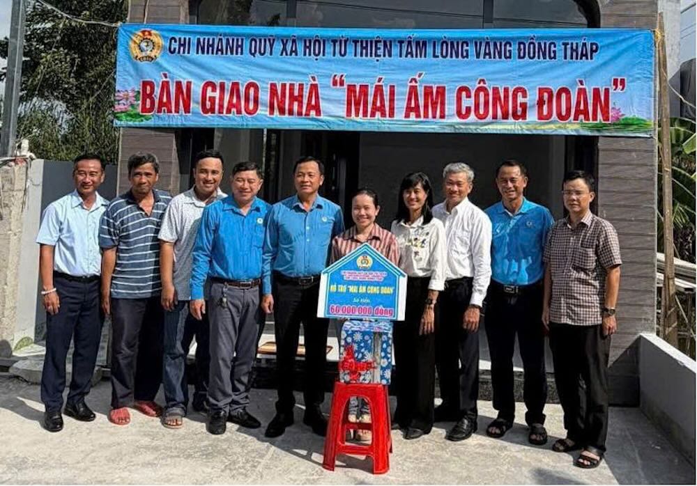Lãnh đạo LĐLĐ tỉnh Đồng Tháp cùng đại diện các đơn vị, địa phương chụp ảnh lưu niệm trước căn nhà “Mái ấm Công đoàn” của đoàn viên Phan Thị Tuyết Nhung. Ảnh: LĐLĐ Đồng Tháp cung cấp.