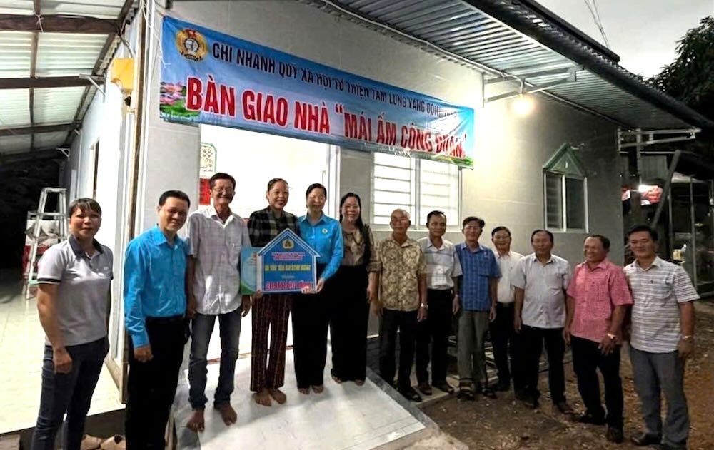 Lãnh đạo LĐLĐ tỉnh Đồng Tháp cùng đại diện các đơn vị, địa phương chụp ảnh lưu niệm trước căn nhà “Mái ấm Công đoàn” của đoàn viên Nguyễn Thị Diễm Kiều. Ảnh: LĐLĐ Đồng Tháp cung cấp.