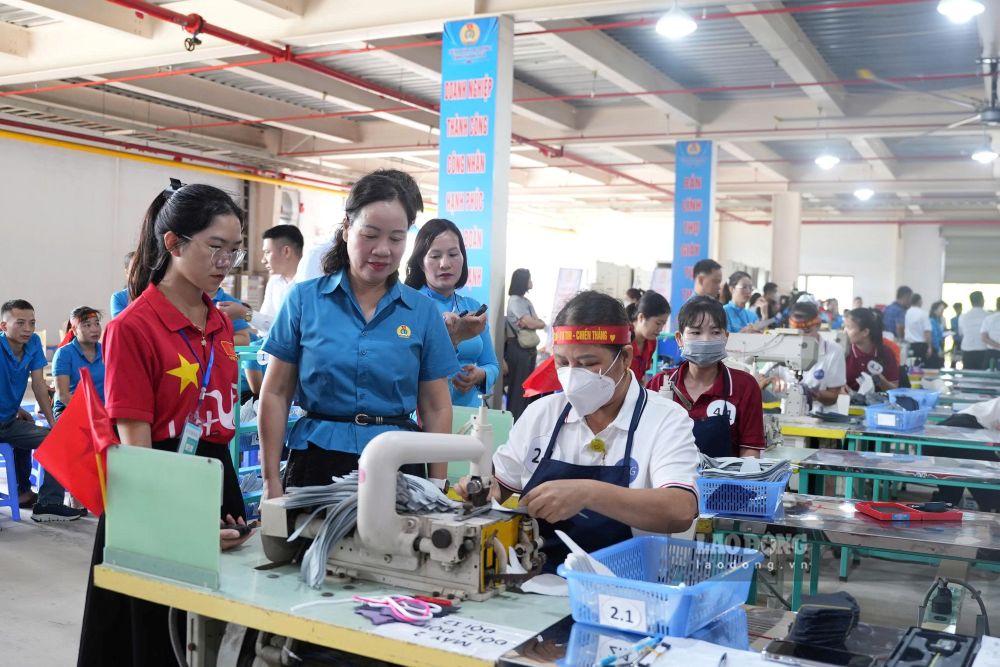 Các công nhân ngành giày da thể hiện các kỹ năng, tay nghề tại hội thi. Ảnh: Minh Hoàng (chụp ngày 3.10.2026)