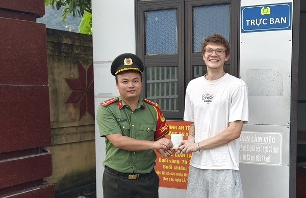 Công an xã Mai Châu trao trả tài sản cho anh Jack. Ảnh: Công an tỉnh Phú Thọ