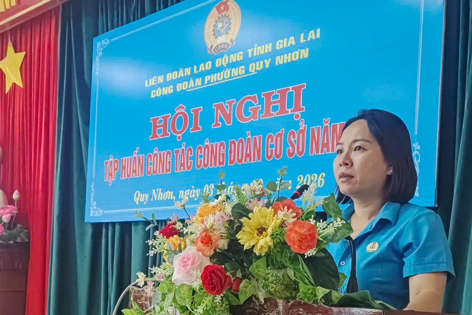 Bà Nguyễn Phạm Thanh Hoàng - Chủ tịch Công đoàn phường Quy Nhơn - phát biểu. Ảnh: Công đoàn phường Quy Nhơn