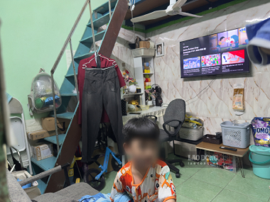 Không gian sống chật hẹp kéo theo nhiều bất tiện cho gia đình công nhân có con nhỏ. Ảnh: Mai Anh. 