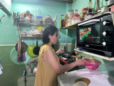 Căn trọ nhỏ chỉ vừa đủ trải nệm ngủ và dắt xe, do đó bếp nấu cũng phải co cụm đáng kể. Ảnh: Mai Anh. 