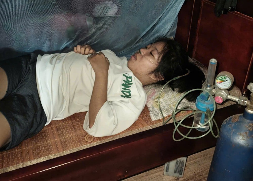 Tú bị viêm tủy cột sống và cần phẫu thuật, tuy nhiên, chi phí điều trị quá lớn so với khả năng của gia đình. Ảnh: Gia đình cung cấp