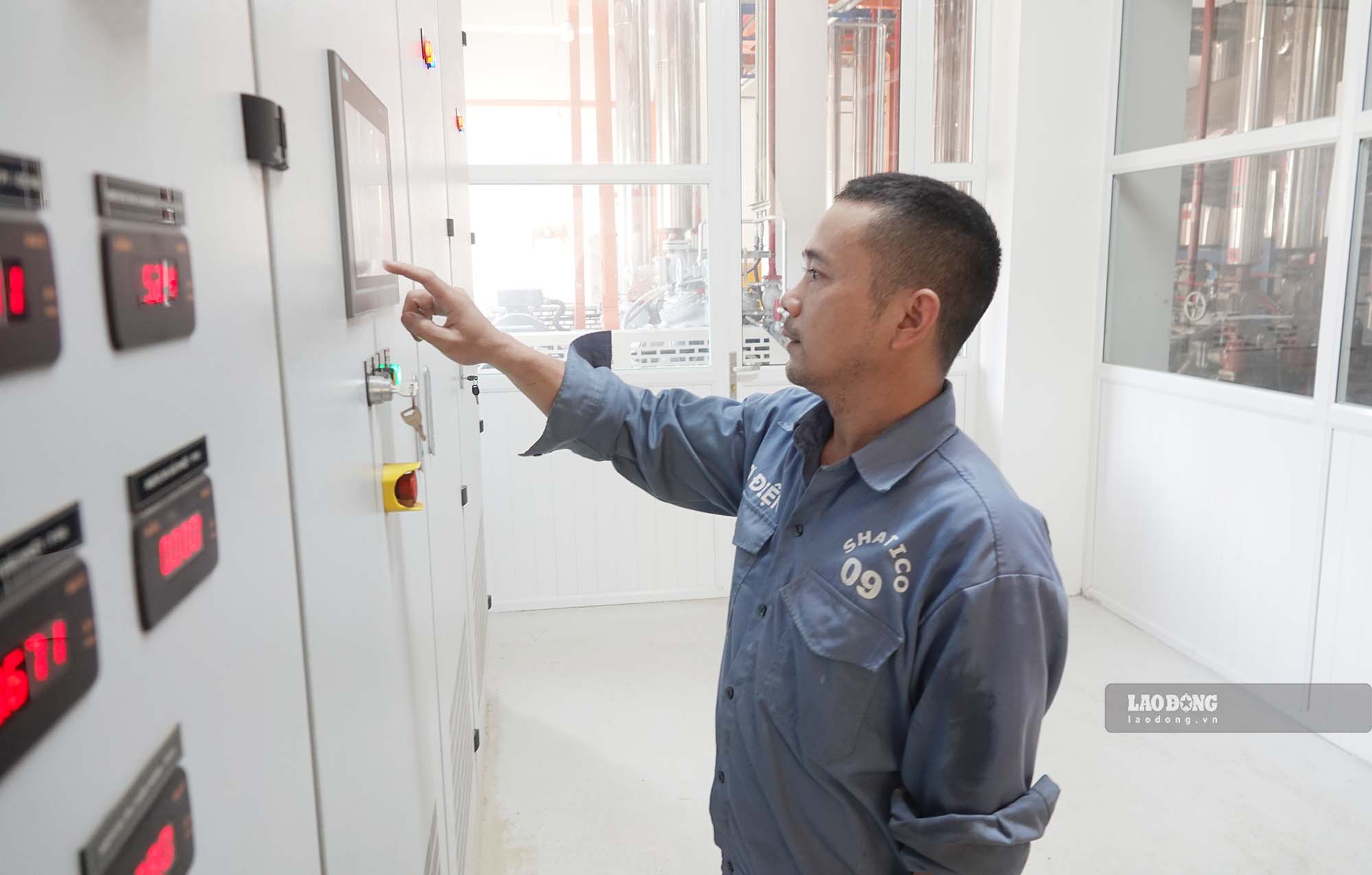 Anh Tuấn trong giờ làm việc. Ảnh: Trần Tuấn chụp ngày 3.10