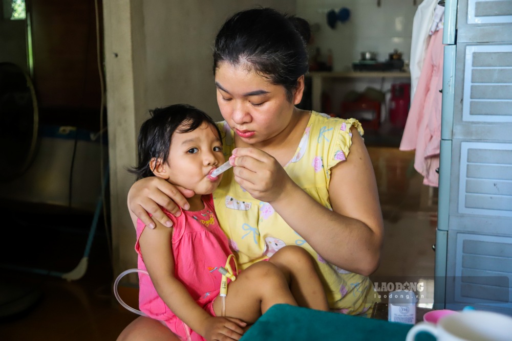 Minh Anh phải sử dụng ống thông tiểu kéo dài sau nhiều lần phẫu thuật. Ảnh: Phúc Đạt, tháng 9.2026.