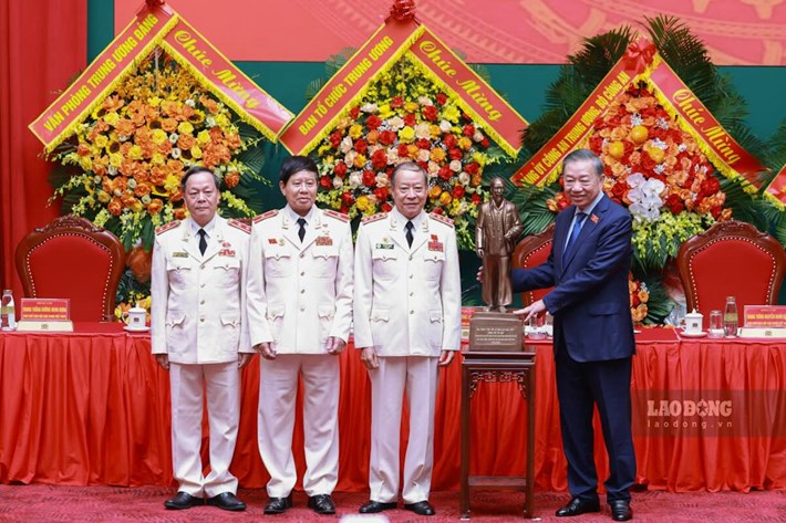 Tổng Bí thư, Chủ tịch nước Tô Lâm tặng bức tượng Chủ tịch Hồ Chí Minh cho Hội Cựu Công an nhân dân Việt Nam. Ảnh: Hải Nguyễn
