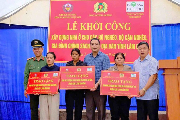 Đại diện các đơn vị trao biểu trưng hỗ trợ kinh phí xây dựng nhà ở cho các gia đình có hoàn cảnh khó khăn. Ảnh: Trung Hiếu