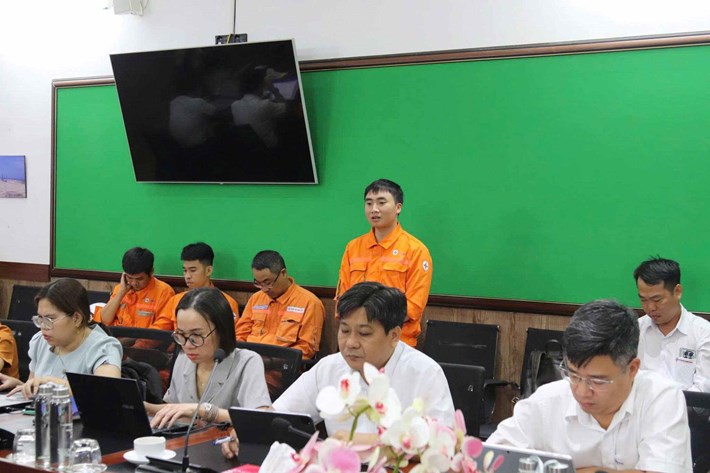 Người lao động phản ánh, kiến nghị tại hội nghị đối thoại giữa Công đoàn và Ban Giám đốc Nhà máy Nhiệt điện Vĩnh Tân 4. Ảnh: Duy Khánh