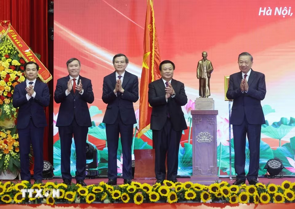 Tổng Bí thư, Chủ tịch nước Tô Lâm tặng bức tượng Chủ tịch Hồ Chí Minh cho Hội đồng Lý luận Trung ương. Ảnh: TTXVN