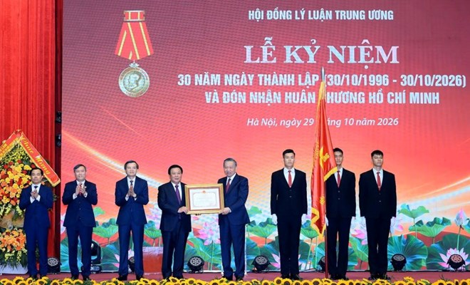 Tổng Bí thư, Chủ tịch nước Tô Lâm trao Huân chương Hồ Chí Minh tặng Hội đồng Lý luận Trung ương. Ảnh: Đăng Khoa/Cổng TTĐT Đảng Cộng sản Việt Nam