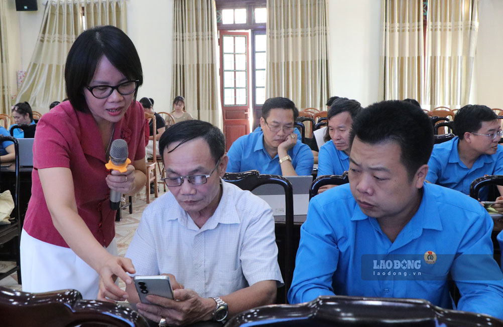 Chuyên gia hướng dẫn việc áp dụng ứng dụng AI trong truyền thông công đoàn. Ảnh: Mạnh Hùng