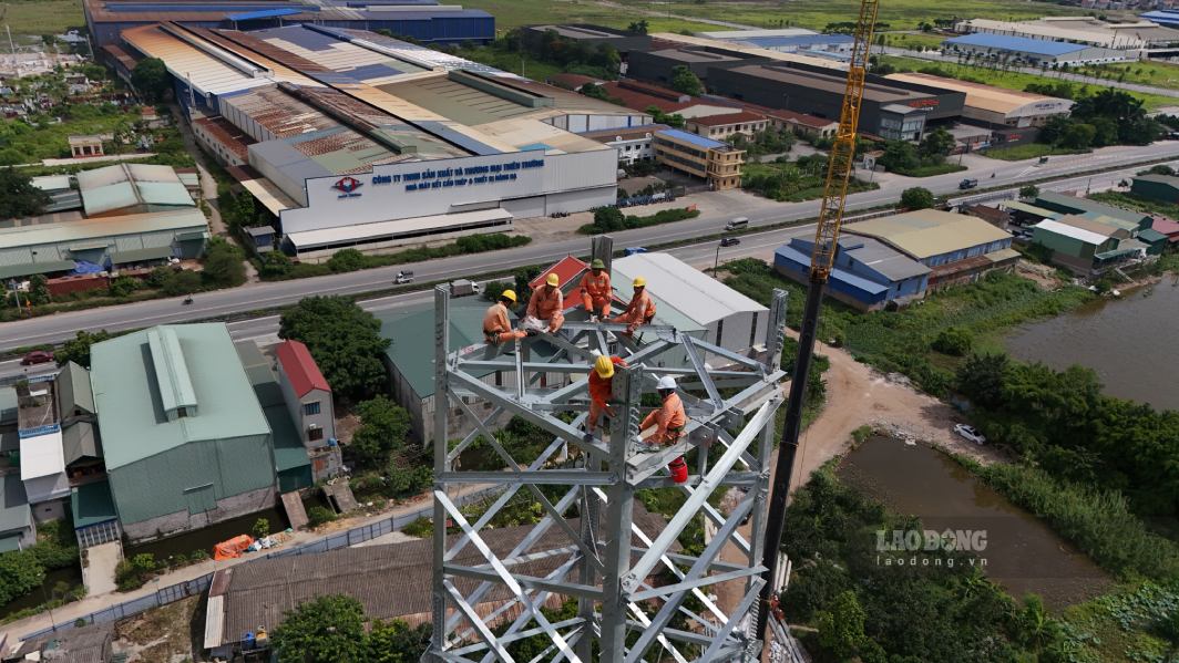 Công nhân ngành điện góp phần bảo đảm an ninh năng lượng. Ảnh: Hải Nguyễn