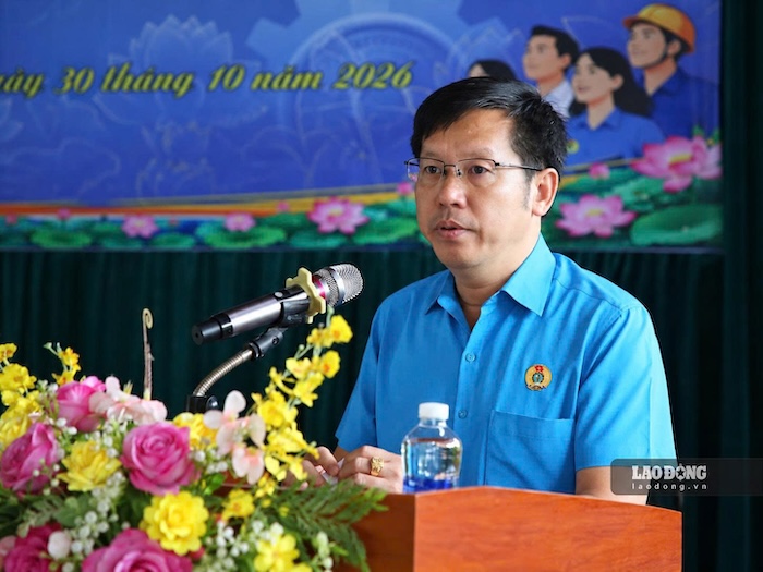 Ông Nguyễn Tài Minh - Phó Chủ tịch LĐLĐ tỉnh Quảng Trị phát biểu khai mạc chương trình. Ảnh: Hưng Thơ