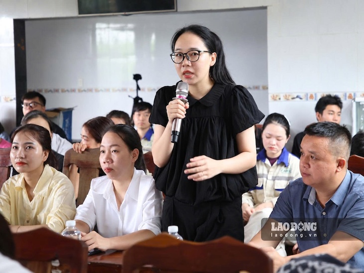 Người lao động nêu những băn khoăn liên quan trực tiếp đến quyền lợi trước mắt và chính sách an sinh lâu dài, nhất là đối với lao động có thời gian tham gia BHXH kéo dài nhưng chưa đủ tuổi nghỉ hưu. Ảnh: Hưng Thơ