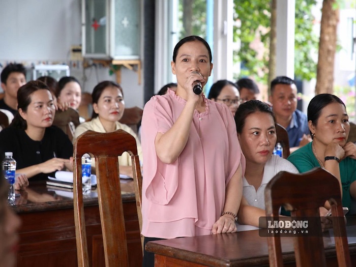 Người lao động đặt câu hỏi tại chương trình. Ảnh: Hưng Thơ