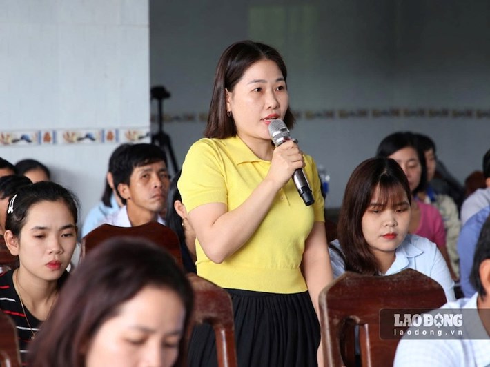 Người lao động nêu kiến nghị, thắc mắc tại chương trình "Nghe đoàn viên, người lao động nói" tổ chức vào ngày 30.10. Ảnh: Hưng Thơ