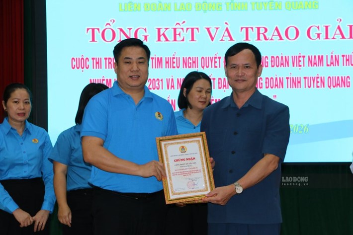 Ông Triệu Tài Phong - Chủ tịch LĐLĐ tỉnh Tuyên Quang trao chứng nhận cho các cá nhân, tập thể đạt giải cuộc thi. Ảnh: Nguyễn Tùng