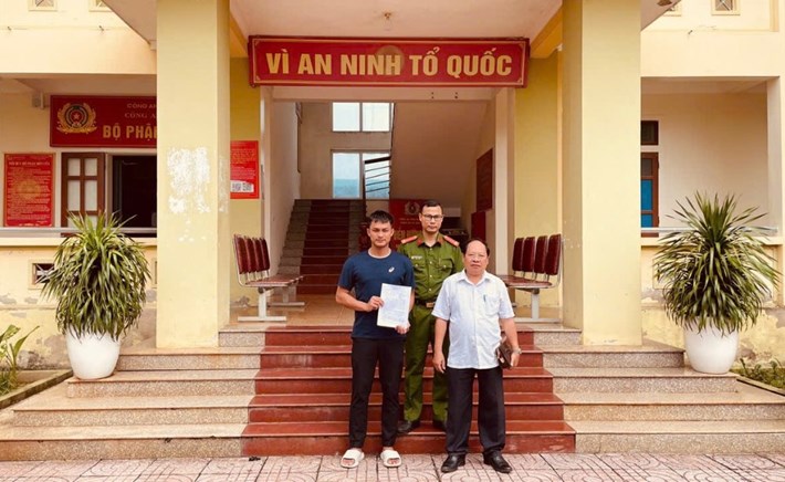 Mr. Nguyen Duy Thanh returns 1 billion VND mistakenly transferred to Mr. Y Nguyen Nie's bank account in the presence of the police. Photo: Nghe An Police