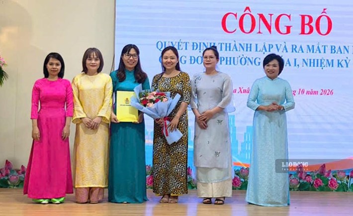 Công đoàn phường Hoà Xuân công bố quyết định thành lập và ra mắt Ban Nữ công Công đoàn phường Hòa Xuân khóa I, nhiệm kỳ 2025-2030. Ảnh: Tường Minh