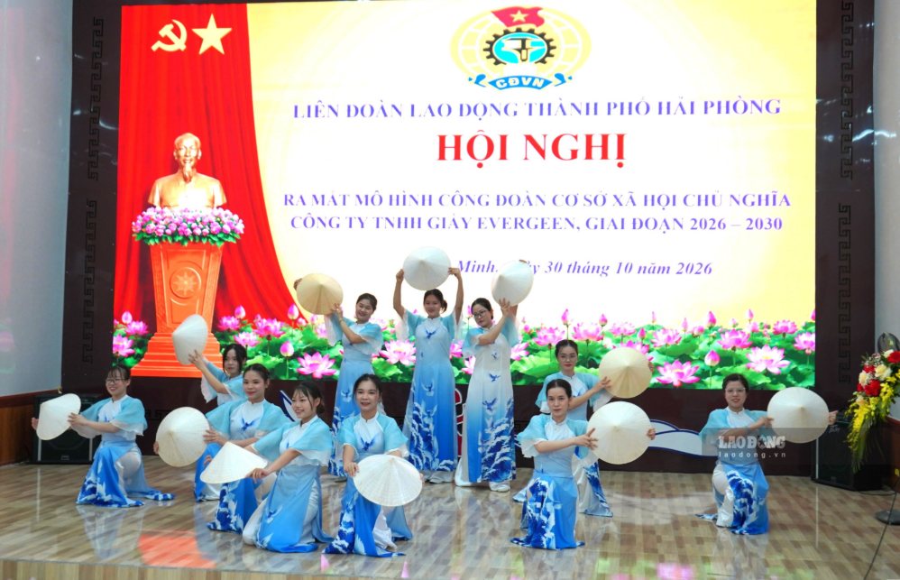 Tiết mục văn nghệ do đoàn viên, người lao động Công ty TNHH Giày Evergreen dàn dựng, biểu diễn. Ảnh: Mai Dung