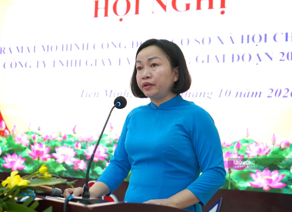 Bà Trần Thị Hiền - Chủ tịch Công đoàn Giầy Evergreen báo cáo quá trình triển khai mô hình. Ảnh: Mai Dung