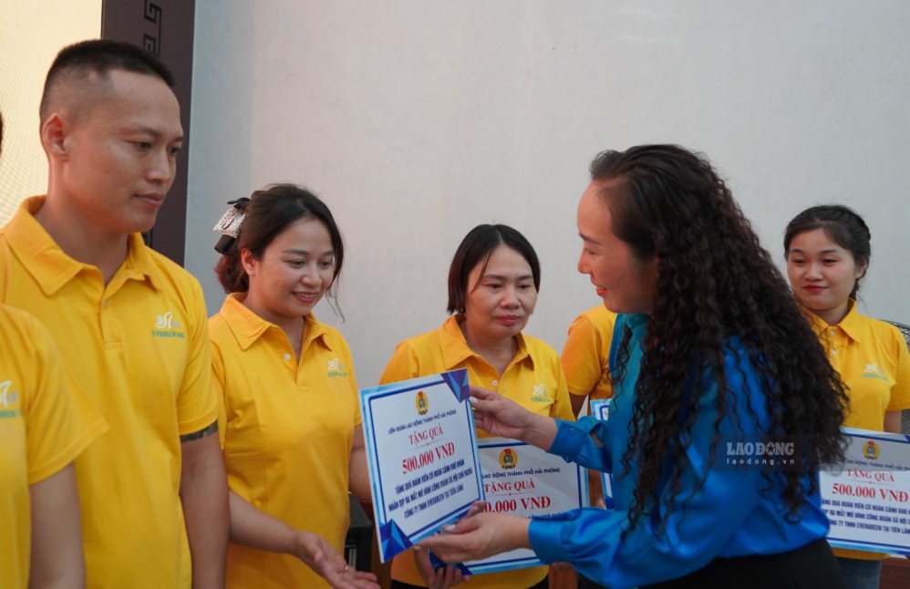 Phó Chủ tịch LĐLĐ TP Hải Phòng tặng quà đoàn viên có hoàn cảnh khó khăn. Ảnh: Mai Dung