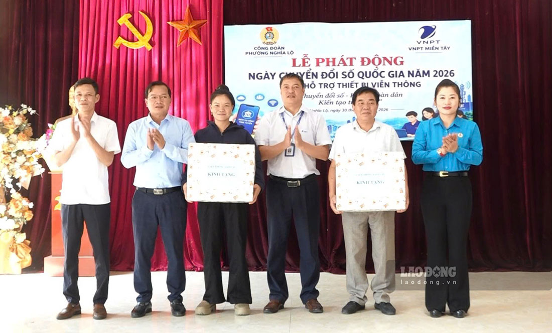 Tặng thiết bị lắp đặt cho các hộ nghèo, hộ có hoàn cảnh khó khăn. Ảnh: An Vi