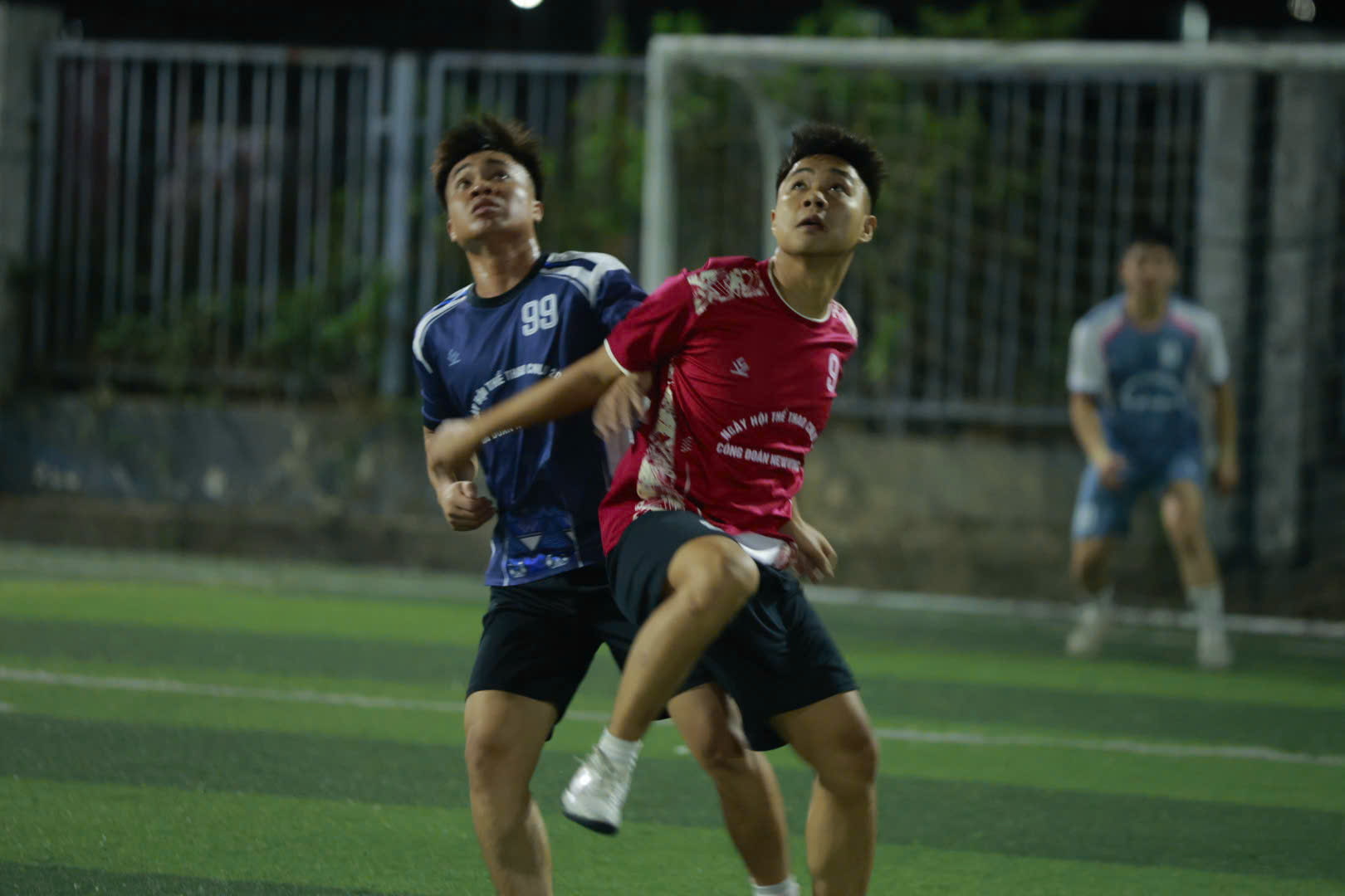 Các đội bóng tranh tài tại Giải bóng đá nam, nữ công nhân lao động năm 2026 do Công đoàn Công ty trách nhiệm hữu hạn New Wing Interconnect Technology (Khu công nghiệp Vân Trung) tổ chức. Ảnh: Quyết Chiến.
