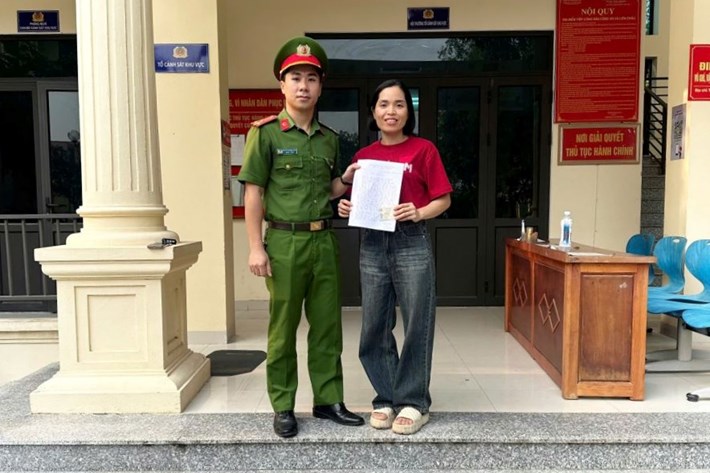 Công an xã Liên Châu giúp chị Trường nhận lại số tiền hơn 20 triệu đồng chuyển nhầm. Ảnh: Công an xã Liên Châu