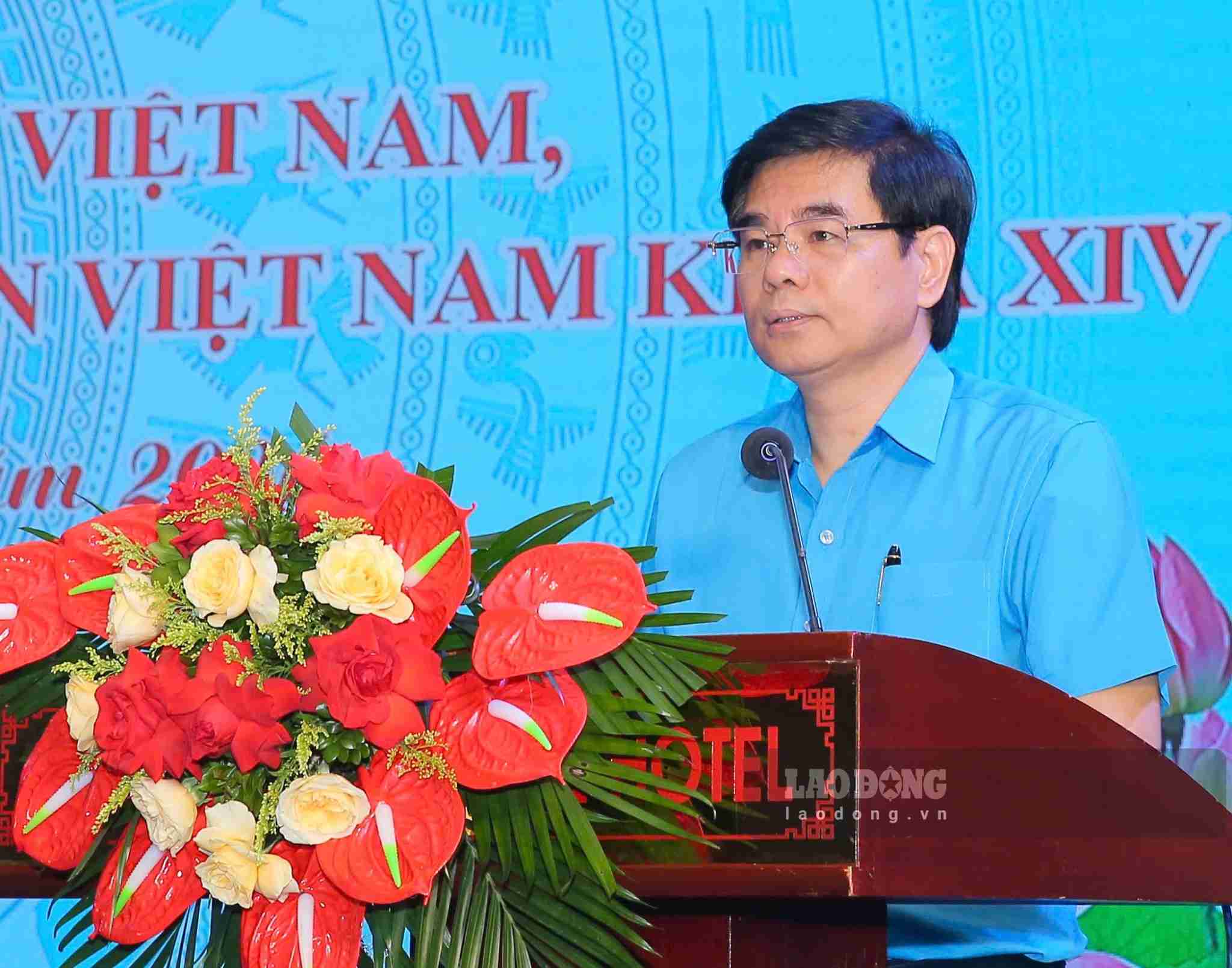 ông Nguyễn Hải Long - Chủ tịch LĐLĐ tỉnh Ninh Bình phát biểu tại buổi tập huấn. Ảnh: Nguyễn Trường (chụp ngày 30.10)