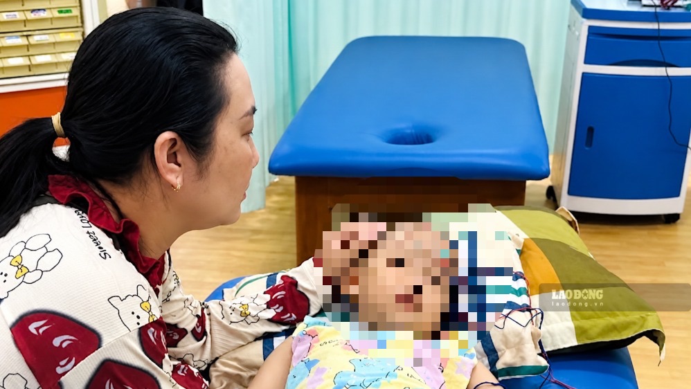 Bé trai 10 tuổi di chứng u não, người mẹ nghèo mong được giúp đỡ. Ảnh: Nguyễn Ly chụp 27.10.2026