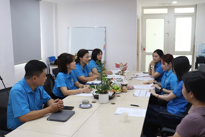 Survey by the Trade Union of Van Mieu - Quoc Tu Giam Ward at Falinwa Vietnam Co., Ltd. Photo: Ward Trade Union