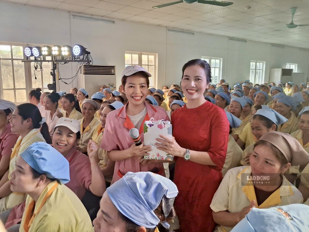Ban tổ chức tặng quà cho cổ động viên trả lời đúng câu hỏi phần giao lưu. Ảnh: Dương Bắc, chụp ngày 30.10.2026.