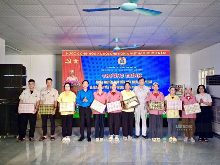 Ban tổ chức trao phần thưởng cho các đội tham gia chương trình. Ảnh: Dương Bắc