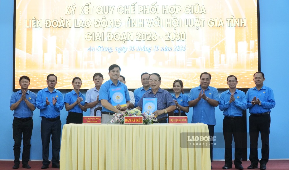 Công đoàn ký kết với Thuế tỉnh An Giang. Ảnh: Nguyên Anh