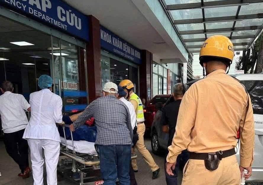 Hai Phong traffic police turn on priority lights, open roads to take people in labor accidents to the emergency room