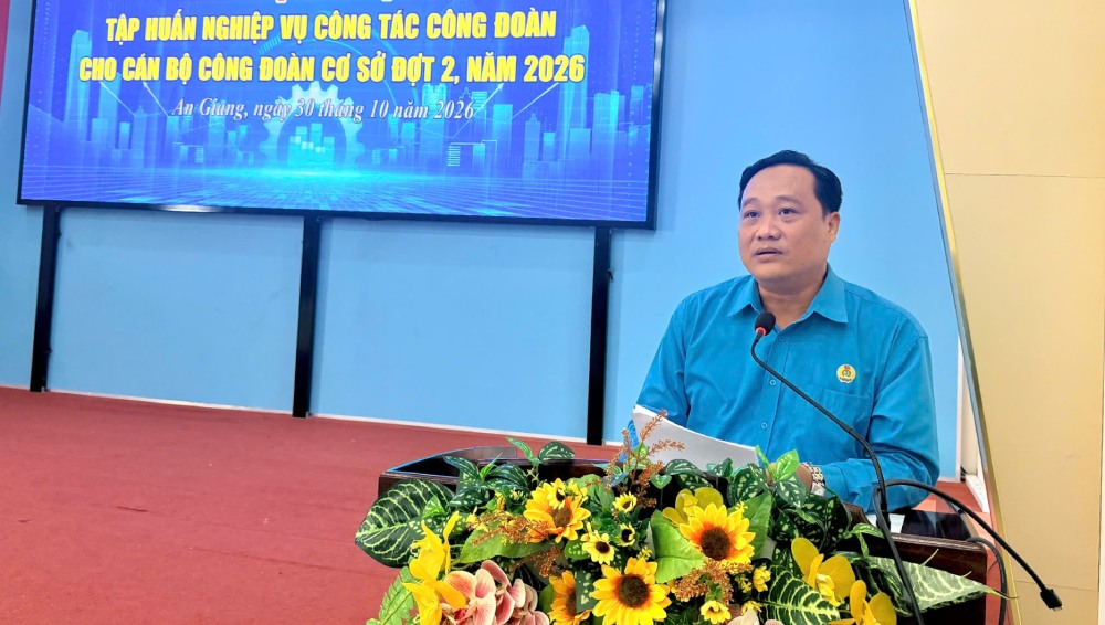 Ông Phạm Văn Đằng, Phó Chủ tịch LĐLĐ tỉnh An Giang phát biểu tại buổi tập huấn. Ảnh: LĐLĐ An Giang