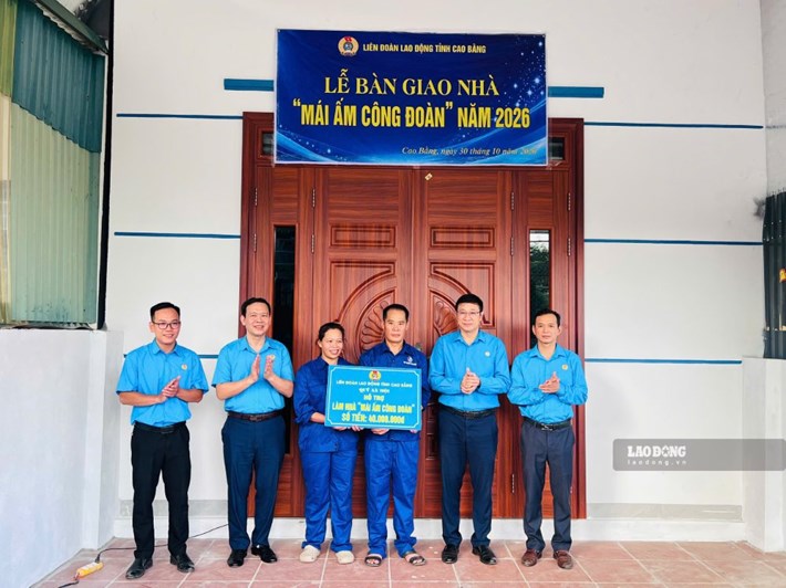 Nữ công nhân Cao Bằng được công đoàn hỗ trợ 40 triệu đồng xây nhà. Ảnh: Lục Minh Hoài