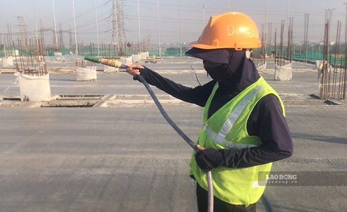 Bà Đỗ Thị Mai hiện là công nhân phân loại phế liệu tại một công trường ở Hà Nội. Ảnh: Quỳnh Chi