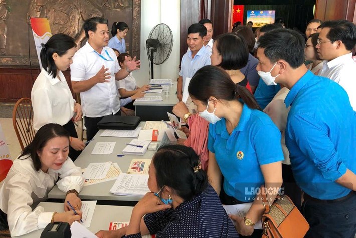Trung tâm Dịch vụ việc làm (thuộc Sở Nội vụ tỉnh Ninh Bình) tổ chức phiên giao dịch việc làm lưu động trong tháng 10.2026. Ảnh: Nguyễn Trường

