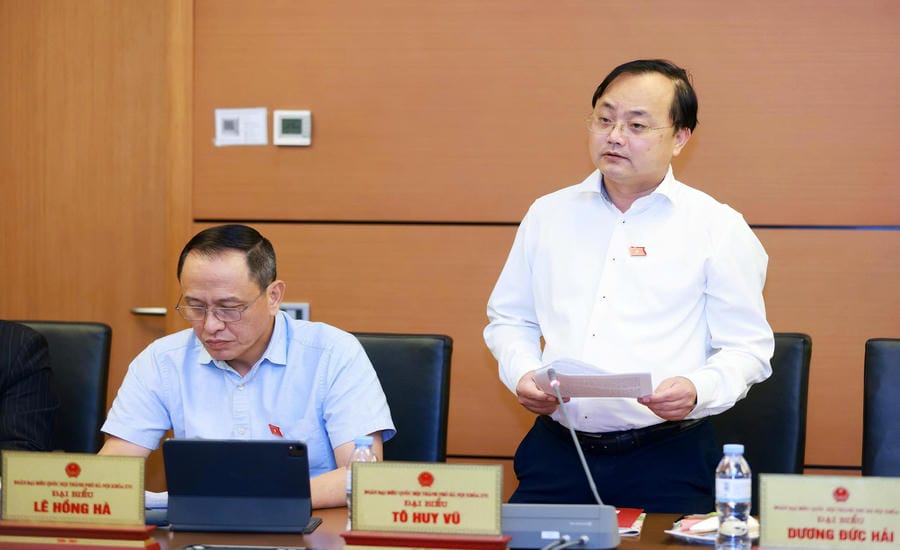 Đại biểu Quốc hội Tô Huy Vũ (đoàn Hà Nội) phát biểu thảo luận tại tổ, trong khuôn khổ Kỳ họp thứ 2, Quốc hội khóa XVI. Ảnh: Media Quốc hội