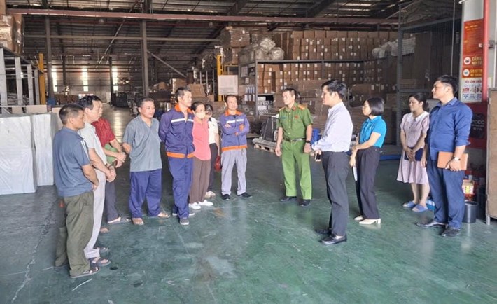 Công đoàn xã Mao Điền lắng nghe tâm tư, nguyện vọng của đoàn viên, NLĐ bị nợ lương, nợ BHXH. Ảnh: Hoàng Khôi