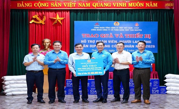 Nhân dịp Tháng Công nhân 2026, ông Lê An Hải - Ủy viên Ban Thường vụ Tổng LĐLĐVN, Chủ tịch Công đoàn Công Thương Việt Nam (thứ 3 từ phải sang) trao hỗ trợ cho đại diện người lao động tại Công ty CP Gang thép Thái Nguyên. Ảnh: Công đoàn Công Thương Việt Nam