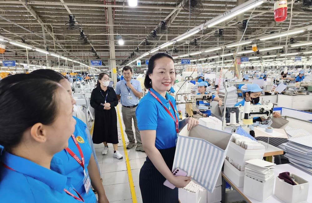 Duy Xuyen Commune Trade Union, Da Nang supervises the implementation of regimes and policies at enterprises